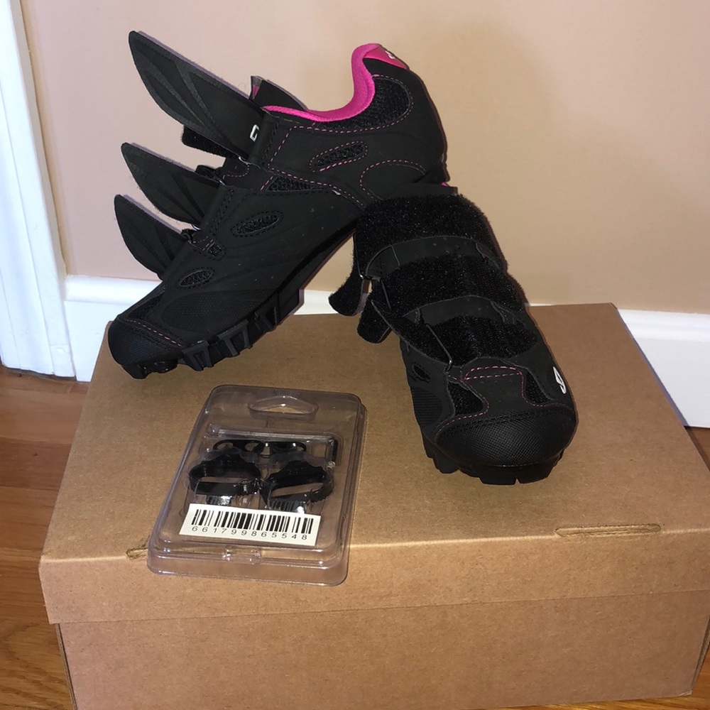 Spin/Indoor cycling shoes 👟NEVER BEEN WORN